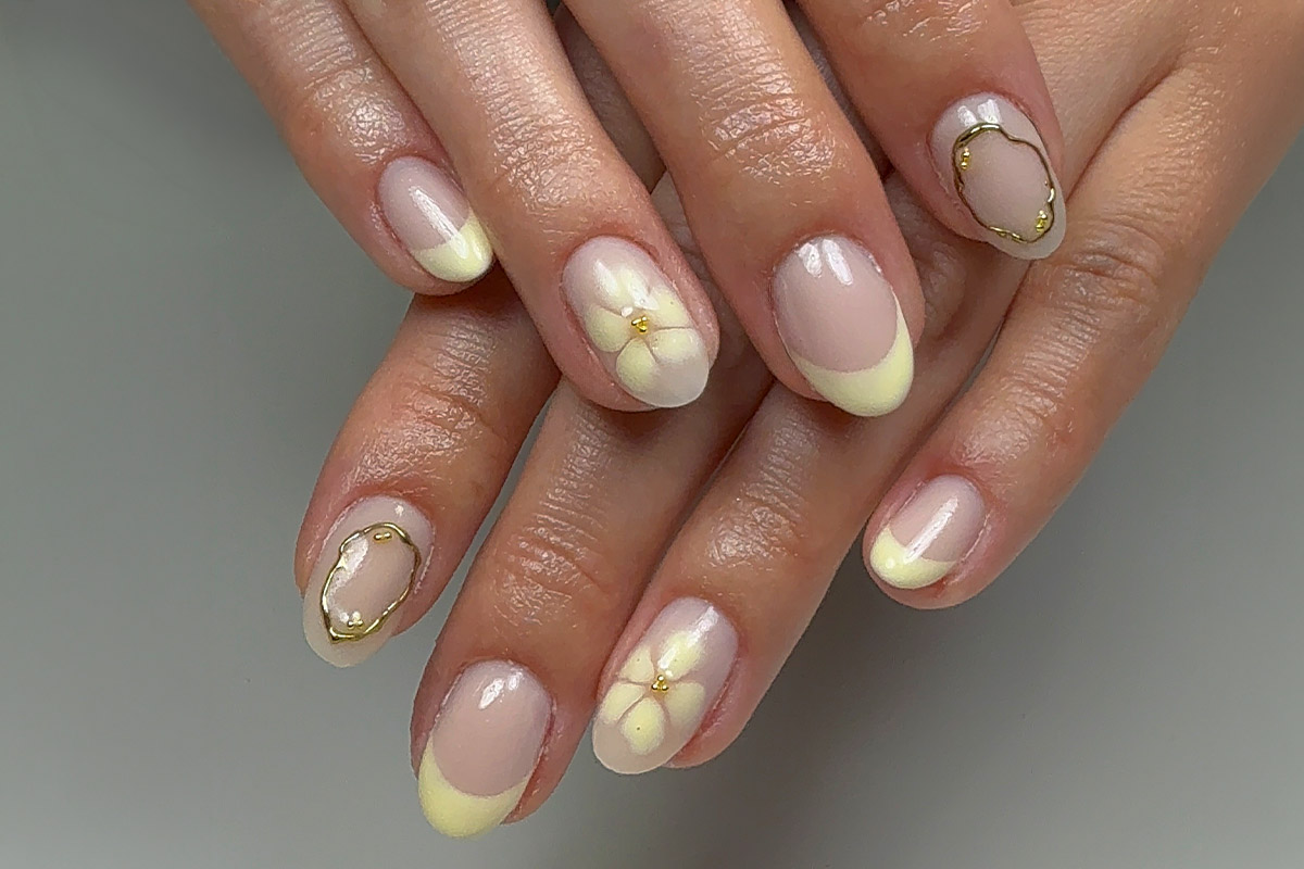 French Gelnägel mit Blumen Design by Céline in Ingolstadt
